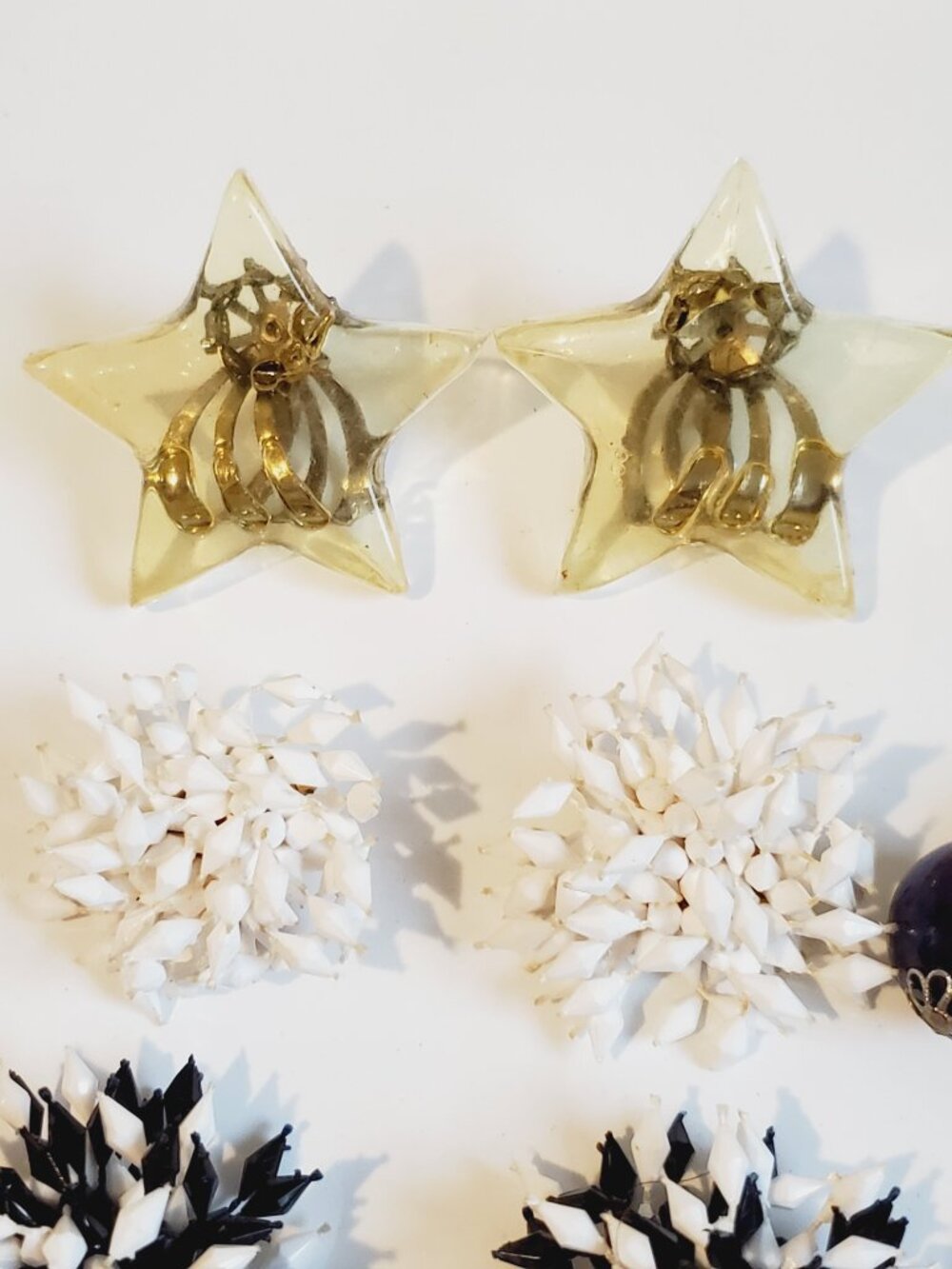 28 Pair of clip on Earrings , items # B-1002-1029, . wt. 289 grams. - Picture 7 of 16